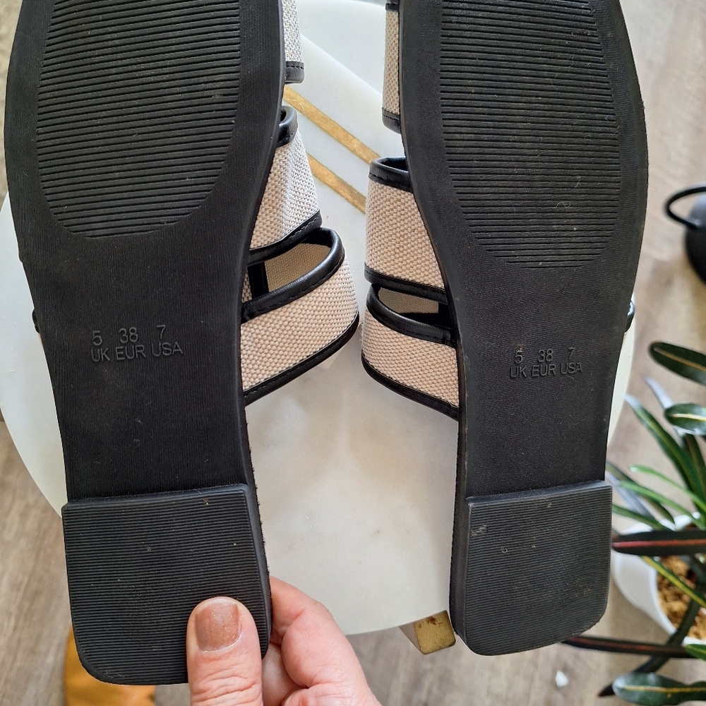 Stylish Black and Cream Sandals Size 7 - Picture 7 of 7